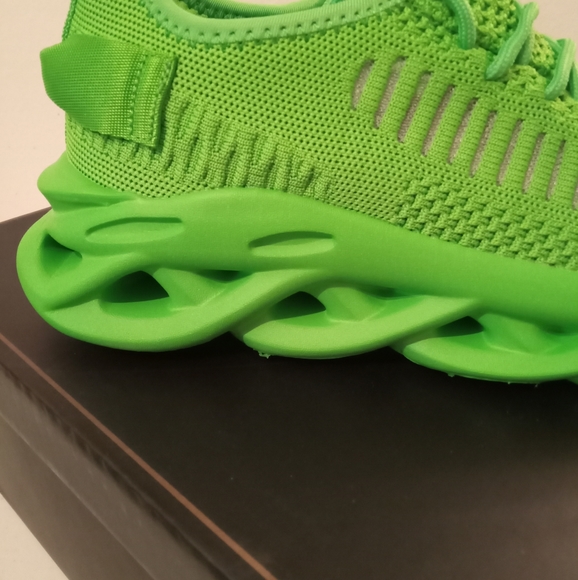 NWT NIB🎁FREE GIFT INCLUDED Sneakers Stretch Knit Upper Texture Rubber Outsole - Picture 9 of 10